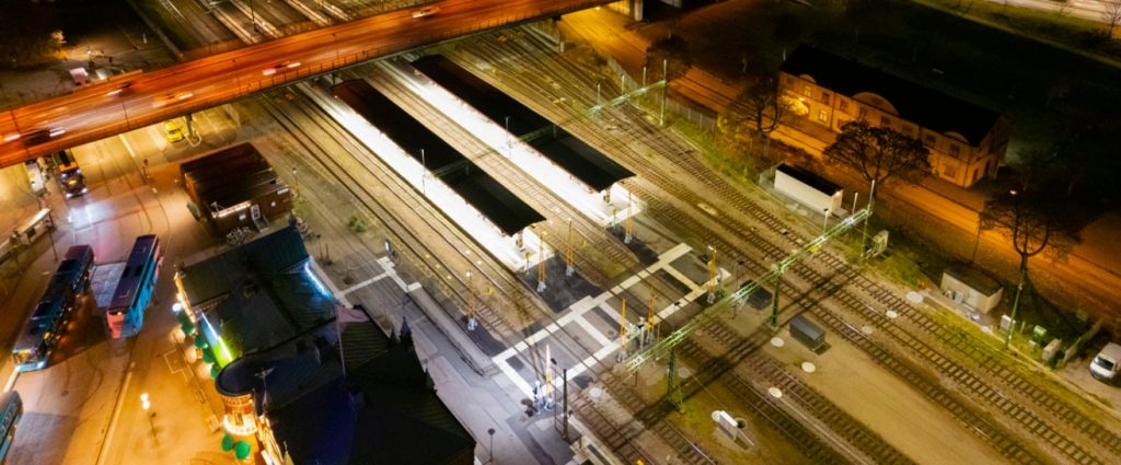 En bild på järnvägsspår ovanifrån nattetid.